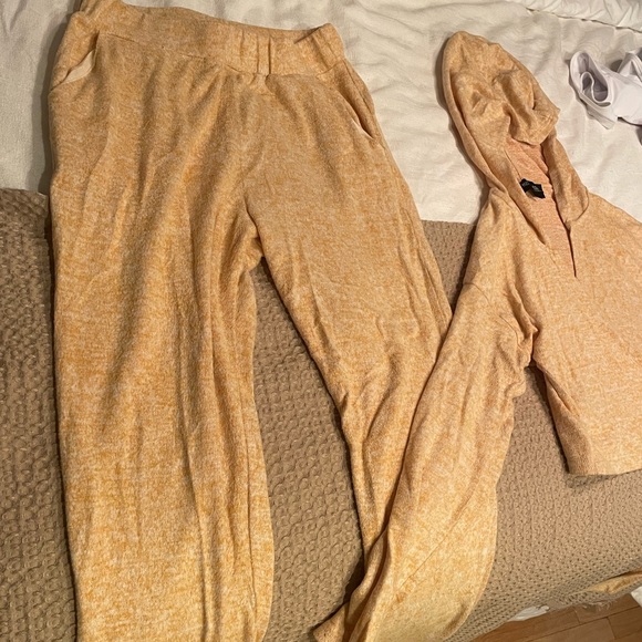 Kittenish yellow sweat set - Picture 4 of 4